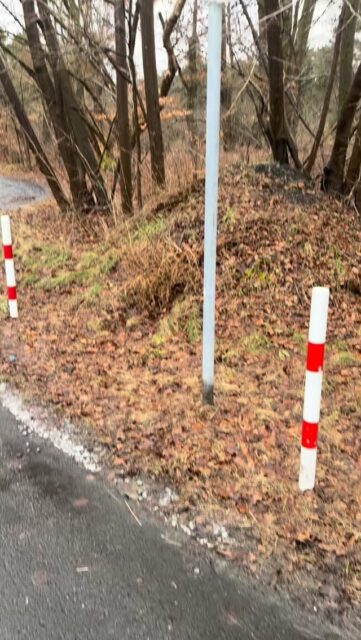 Heideland muss sich entwickeln können, aber sicher und mit Augenmaß.

Ich setze mich klar dafür ein, dass sich in Heideland endlich etwas bewegt. Denn die aktuelle Situation auf einigen Straßen ist absolut unhaltbar: In den letzten Wochen haben sich dort Fahrzeuge teils fast festgefahren. Teilweise konnte sogar die Post nicht zuverlässig zustellen. Und an Rettungswagen oder Feuerwehr will man in so einer Lage gar nicht erst denken, wenn Wege unpassierbar werden, kann das Menschenleben gefährden. Hier muss dringend gehandelt werden.

Gleichzeitig ist mir wichtig: Die Heideländerinnen und Heideländer wünschen sich seit Langem Baurecht und das unterstütze ich ausdrücklich. In meiner Zeit als Bundestagsabgeordneter habe ich mich dafür eingesetzt, dass Heideland im Landesentwicklungsplan berücksichtigt wird. Das war erfolgreich und genau daran müssen wir jetzt anknüpfen, damit Heideland endlich Baurecht bekommt.

Aber Entwicklung heißt für mich nicht nur Bauen. Entwicklung heißt auch Gemeinschaft ermöglichen: Wir brauchen Räumlichkeiten, in denen Nachbarschaft gelebt werden kann und wir müssen gemeinsam klären, wie so etwas entstehen und solide finanziert werden kann.

Und: Wenn gebaut wird, dann siedlungsüblich und passend zum Ort, keine Hochhäuser am Rand, sondern eine gestaffelte Bebauung: innen tendenziell höher, außen Ein- und Zweifamilienhäuser, so wie es zum Charakter der Siedlung passt.

📩 Wie erlebt ihr die Situation vor Ort, besonders bei den Straßen? Schreibt mir gern oder teilt eure Erfahrungen in den Kommentaren.

#Heideland #Baurecht #Straßen #Sicherheit  #Gemeinschaft