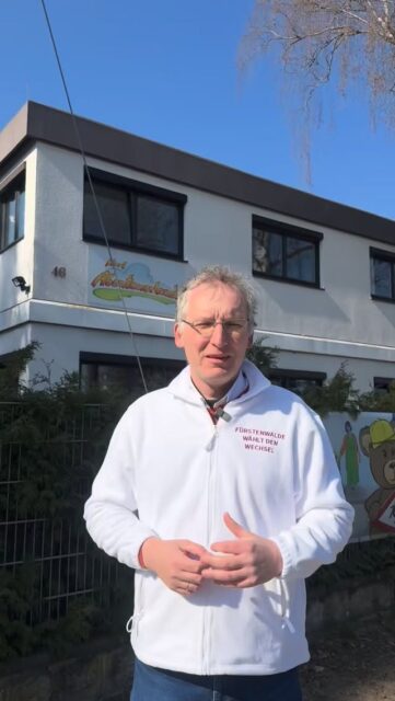 Bildung hat für mich Priorität.
Sie ist eine Pflichtaufgabe der Stadt. Als Bürgermeister werde ich mich immer dafür einsetzen, dass unsere Schulen und die gesamte Bildungsinfrastruktur vernünftig ausgestattet sind.

Dass ein Sportplatz gesperrt ist, während gleichzeitig das Bürgerbüro erweitert wird, obwohl man das auch hätte verschieben können, ist für mich nicht nachvollziehbar. Hier müssen klare Prioritäten gesetzt werden.

Kinder müssen ihren Sport machen können. Sie müssen laufen, Staffellauf trainieren und Weitsprung üben können. Das zu gewährleisten, ist unsere Verantwortung.

Dafür werde ich mich mit voller Überzeugung einsetzen.

#BildungPriorität #StarkeSchulen #KlarePrioritäten #Bürgermeisterwahl