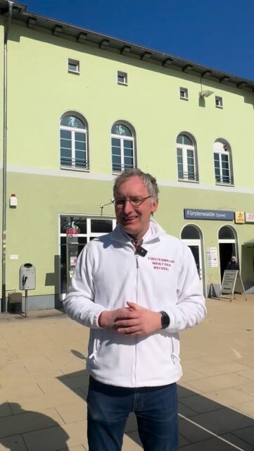 Sicherheit geht uns alle an.

Für mich ist klar: Fürstenwalde muss bei diesem wichtigen Thema eng und konstruktiv mit Land und Bund zusammenarbeiten.

Die Bundespolizei ist für den Bahnhof und das Umfeld zuständig und sie muss hier sichtbarer werden. Die Möglichkeiten dafür sind da. Gleichzeitig baut auch die Landespolizei ihre Kapazitäten aus. Davon sollte unsere Stadt profitieren.

Eine „Stadtpolizei“ ohne klare rechtliche Grundlage und echte Befugnisse halte ich für den falschen Weg. Das kostet Geld, ohne die Probleme nachhaltig zu lösen.

Stattdessen müssen wir die in die Verantwortung nehmen, die zuständig sind: Bundespolizei und Landespolizei. Dafür setze ich mich ein.

#Fürstenwalde #Sicherheit #PolitikVorOrt #GemeinsamStark