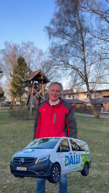 Der Dalli-Bus wäre für Fürstenwalde eine gute Ergänzung zum bestehenden Linienverkehr.🚍👍🏻
In den letzten Wochen habe ich viele Gespräche geführt. Dabei wurde immer wieder deutlich, dass viele Menschen das Angebot in Bad Saarow und Storkow positiv sehen und sich so eine Lösung auch für Fürstenwalde wünschen. Auch die Testphase in Fürstenwalde ist von vielen als sinnvoll wahrgenommen worden.

Gerade für Randbereiche wie Trebus, Molkenberg, die Rauensche Ziegelei oder auch den Ketschendorfer Weg kann ein solches Angebot helfen, Wege einfacher und schneller zurückzulegen. Auch in den Abendstunden innerhalb Fürstenwaldes könnte der Dalli-Bus eine sinnvolle Ergänzung sein, damit Menschen besser von A nach B kommen.

Wichtig ist mir dabei: Der Dalli-Bus soll den bestehenden Linienverkehr ergänzen, nicht ersetzen. Wenn das klug organisiert wird, bleiben die Kosten für die Stadt überschaubar, weil der Großteil vom Landkreis getragen wird und nur ein kommunaler Eigenanteil erforderlich ist.

Davon können viele profitieren: junge Menschen, die Freizeitangebote besser erreichen wollen, genauso wie ältere Menschen, die zum Arzt oder zu anderen wichtigen Terminen kommen müssen, die mit dem regulären Linienverkehr nicht immer gut erreichbar sind.

Ich möchte mich dafür einsetzen, dass wir diese Möglichkeit für Fürstenwalde ernsthaft prüfen und möglichst umsetzen. Darüber komme ich gerne mit Ihnen ins Gespräch.

#Fürstenwalde #Mobilität #ÖPNV #Brandenburg #DalliBus