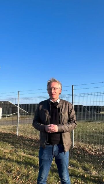 Fürstenwalde braucht eine starke Wirtschaft. Deshalb ist es wichtig, dass wir die verfügbaren Flächen vor Ort klug nutzen.💪🏙️

Dazu gehört, kleinere Flächen, die heute brachliegen oder auf denen Altbestand ungenutzt ist, wieder zu aktivieren. Gerade für kleinere, bereits vor Ort ansässige Unternehmen können solche Flächen neue Entwicklungsmöglichkeiten schaffen.
Genauso wichtig ist es aber, große zusammenhängende Flächen in den Blick zu nehmen. Ein Beispiel dafür ist der alte Flughafen. Dort stehen rund 100 Hektar zur Verfügung. Diese Fläche kann entwickelt werden, ohne dass dafür Wald oder andere sensible Bereiche entfernt werden müssen.

Hinzu kommen gute Voraussetzungen: eine direkte Anbindung über die Umgehungsstraße, ein Stromanschluss durch den bestehenden Solarpark und ein gewidmeter Schienenanschluss entlang des Kaufland Nord. Damit sind wichtige Grundlagen für eine erfolgreiche Entwicklung gegeben.
Der Solarpark hat noch eine Restlaufzeit von etwa acht Jahren. Umso sinnvoller ist es, diese Fläche schon jetzt in die Planungen als weitere Option für Fürstenwalde einzubeziehen, damit hier künftig wieder Produktion und Arbeitsplätze entstehen können.

Fürstenwalde profitiert seit jeher von seiner guten Lage: durch die Schiene, durch die Spree und durch die Nähe zur Autobahn. Das ist ein echter Standortvorteil, den wir nutzen sollten. Denn eine starke Wirtschaft ist die Grundlage dafür, dass auch wichtige Projekte für die Stadtgesellschaft finanziert werden können.

#Fürstenwalde #WirtschaftStärken #Standortentwicklung #ZukunftGestalten #RegionStärken