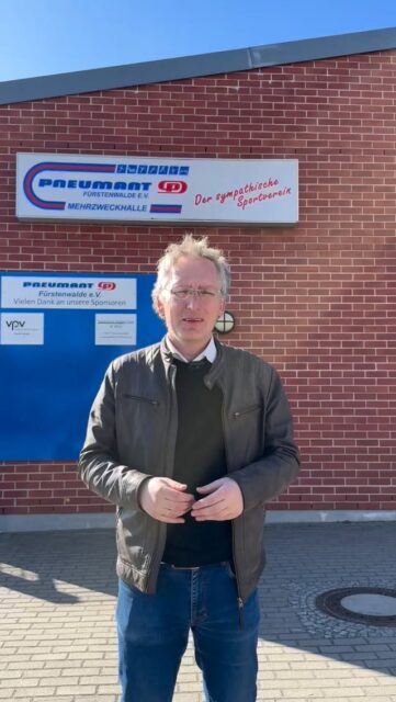 Sport verbindet Generationen.💪
Sport ist für alle wichtig, für Kinder, Jugendliche, Erwachsene und Senioren. Deshalb braucht Fürstenwalde starke Sportvereine in ihrer ganzen Vielfalt.

Große Vereine sind für unsere Stadt besonders wichtig, weil sie in Brandenburg finanziell stärker gefördert werden können. Das bringt zusätzliche Mittel nach Fürstenwalde, die dem Sport insgesamt zugutekommen. Genauso wichtig sind aber auch die kleinen Vereine, die mit viel Engagement ganz unterschiedliche Angebote für die Menschen vor Ort machen. Auch sie müssen verlässlich unterstützt und gefördert werden.
Für mich ist klar: Egal ob groß oder klein, alle Vereine sind wichtig. 

Als Bürgermeisterkandidat werde ich mich dafür einsetzen, dass sie gute Rahmenbedingungen bekommen. Dazu gehört für mich auch eine neue Sportförderungssatzung, die fair, verlässlich und zukunftsfähig ist.
Gleichzeitig müssen auch unsere Sportstätten endlich in einen ordentlichen Zustand gebracht werden. 

Aktuell gibt es an mehreren Stellen akuten Handlungsbedarf:
Der Sportplatz an der Sonnengrundschule ist gesperrt.
Die EWE-Halle ist wegen eines Wasserschadens aktuell nicht nutzbar.
Und in der Pneumant-Halle ist die Heizung seit langer Zeit defekt. Eine neue Anlage kostet rund 120.000 Euro. Hier müssen endlich schnelle Entscheidungen getroffen werden, damit die Halle zur nächsten Heizsaison im Winter wieder zuverlässig genutzt werden kann. Sonst drohen weitere Schäden und noch höhere Folgekosten.
Ich werde mich dafür einsetzen, dass diese Missstände so schnell wie möglich beendet werden. Sport braucht gute Bedingungen und unsere Vereine brauchen eine Stadt, die sie unterstützt.

#Fürstenwalde #Sport #Vereine #Sportförderung #Bürgermeisterwahl