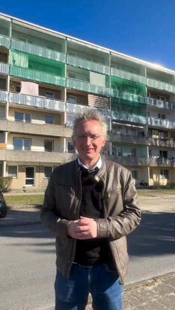 Wohnraum ist in einer wachsenden Region von zentraler Bedeutung.📈🏠
Auch in Fürstenwalde merken wir längst, dass die Preise für Wohnraum deutlich gestiegen sind. Durch die Nähe zu Berlin und Entwicklungen wie Tesla ist unsere Region attraktiver geworden. Das ist grundsätzlich positiv, führt aber auch dazu, dass Wohnraum knapper und teurer wird.

Darauf müssen wir als Stadt reagieren. Einerseits, indem wir stärker auf geförderten Wohnraum setzen. Das Land Brandenburg bietet Fördermöglichkeiten, mit denen auch Bestandsgebäude saniert werden können. So kann Wohnraum geschaffen oder erhalten werden, der langfristig zu bezahlbaren Mieten angeboten wird. Das ist wichtig, damit Menschen mit normalem Einkommen sich das Leben in Fürstenwalde auch künftig leisten können.

Andererseits brauchen wir auch Perspektiven für junge Familien und für Menschen, die hier verwurzelt sind und sich Eigentum aufbauen möchten. Deshalb möchte ich die Entwicklung geeigneter Flächen voranbringen – zum Beispiel auf der alten Baumwolle, wo seit Jahren Projekte angedacht sind.

Mir ist dabei ein einheimisches Modell wichtig: also die Entwicklung von Flächen für Ein- und Zweifamilienhäuser, ergänzt um einen kleineren Bereich für Geschosswohnungsbau. Die Grundstücke sollten dabei nicht zum Höchstpreis, sondern zum Bodenrichtwert vergeben werden.

Die Vergabe könnte über ein Punktesystem erfolgen. Punkte könnten zum Beispiel Menschen erhalten, die in Fürstenwalde verwurzelt sind, sich ehrenamtlich engagieren – etwa bei der Feuerwehr, dem THW, der DLRG oder in Sportvereinen – oder Angehörige pflegen. Welche Kriterien am Ende gelten, sollte offen und transparent in den zuständigen Gremien beraten werden.

Ich halte es für wichtig, dass die Menschen vor Ort die Chance bekommen, sich hier mit ihren Familien eine Zukunft aufzubauen. Wohnraumpolitik muss bezahlbar, fair und nah an den Bedürfnissen der Menschen sein.

#fürstenwalde #BezahlbarerWohnraum #Stadtentwicklung #Familienfreundlich#Brandenburg