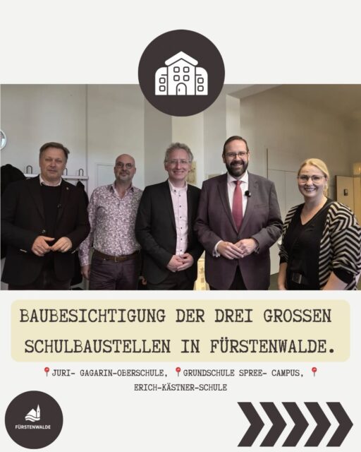 Über Bildungsprojekte im Landkreis Oder-Spree wird viel gesprochen, gleichzeitig wird an vielen Stellen ganz konkret gebaut und saniert. Gestern waren wir gemeinsam mit Bildungsminister Gordon Hoffmann bei Schulbauprojekten in Fürstenwalde unterwegs. 

In Fürstenwalde war eine Station der Spree-Campus. Dort entsteht mit der neuen Spree-Grundschule der zweite Bauabschnitt des Schulzentrums. Der Landkreis beziffert den Neubau von Grundschule und Turnhalle auf rund 39 Millionen Euro. Vor Ort war gut zu sehen, wie der Bau weiter voranschreitet. Besonders beeindruckend ist die Sporthalle mit ihrer Holzbalkendecke. 

Danach ging es zur Juri-Gagarin-Oberschule. Dort läuft nicht nur eine Sanierung, sondern eine umfassende Erneuerung mit Teilumbau, Umnutzung und Erweiterungsbau. Auch technische Modernisierungen wie Lüftungstechnik sind Teil der Planung. 
Zum Abschluss waren wir an der Erich Kästner Schule. Auch dort wird investiert: Wegen steigender Schülerzahlen werden zusätzliche Raumkapazitäten geschaffen. Gleichzeitig wird der Schulbetrieb während geplanter Brandschutzmaßnahmen abgesichert. 

Unterm Strich zeigt sich: In Fürstenwalde wird nicht nur über Bildung gesprochen, sondern sichtbar an besseren Lernbedingungen gearbeitet. Allein die großen kreislichen Schulprojekte Spree-Oberschule, Spree-Grundschule, Juri-Gagarin-Oberschule und die geplante Regine-Hildebrandt-Schule summieren sich bereits auf rund 100 Millionen Euro. Ich bin dankbar, dass wir als Kreistagsabgeordnete diese Investitionen auf den Weg bringen und damit gute Voraussetzungen für eine starke Schullandschaft schaffen. 

#Fürstenwalde #BildungInvestieren #Schulbau #OderSpree #ZukunftBildung