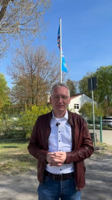 Fürstenwalde ist eine besondere Stadt, auch, weil sich hier viele Menschen mit großem Herzen für Inklusion und für Menschen mit Beeinträchtigungen einsetzen.♥️

Mit den Samariteranstalten und der FORMAT GmbH haben wir hier starke und besondere Einrichtungen. Mir ist wichtig, dass sie auch in Zukunft verlässlich unterstützt werden.

Denn alle Menschen verdienen gute Bedingungen, um ihr Leben so selbstbestimmt und gut wie möglich gestalten zu können. Manche Menschen sind dabei auf Unterstützung angewiesen und genau deshalb braucht es eine Stadt, die hinsieht, zuhört und handelt.

Wenn ich zum Bürgermeister gewählt werde, möchte ich mich klar dafür einsetzen, dass die Regine-Hildebrandt-Förderschule am Spree-Campus schnell und zügig errichtet wird. Ich werde mich beim Landkreis aktiv einbringen, bei der Ausgestaltung, bei der Umsetzung und überall dort, wo es hilft, Tempo in dieses wichtige Projekt zu bringen.

Diese Kinder brauchen beste Bedingungen. Das ist lange fällig und jetzt muss es vorangehen.

Mein Dank gilt allen, die sich in dieser Stadt haupt- und ehrenamtlich für Inklusion, Teilhabe und Unterstützung einsetzen. Dafür kann man gar nicht oft genug Danke sagen.

Sie können mich dabei klar an Ihrer Seite wissen.

#inklusion #teilhabe #fürstenwalde #teilhabefüralle