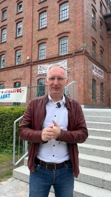 Es gibt einen neuen Haushalt für Fürstenwalde. Leider kommt er für das Jahr 2026 sehr spät. Erst jetzt im April liegt er wieder vor und damit können viele Investitionen nicht mehr in dem Umfang umgesetzt werden, wie es eigentlich notwendig gewesen wäre.

Aus meiner Sicht war es ein Fehler des aktuellen Bürgermeisters, den Haushalt zurückzuziehen. Einen echten Vorteil hat das nicht gebracht.

Gut ist aber: In der letzten Stadtverordnetenversammlung hat eine Mehrheit den sogenannten 6-%-Beschluss de facto ausgesetzt. Erst sollen alle rechtlich möglichen Optionen im Haushalt genutzt werden, bevor radikal bei freiwilligen Leistungen gekürzt wird, also bei Sport, Seniorenarbeit, Angeboten für Menschen mit Beeinträchtigung und bei Kultureinrichtungen.

Das war eine sehr gute und verantwortungsvolle Entscheidung der Stadtverordneten. Der harte Sparkurs von BfZ und AfD ist damit von einer Mehrheit einkassiert worden.

Gleichzeitig zeigt es: Der aktuelle Bürgermeister hat für diesen Kurs keine Mehrheit mehr in der Stadtverordnetenversammlung. Selbst frühere Mitglieder seiner eigenen Fraktion gehen diesen Weg nicht mehr mit. Sie wollen nicht, dass in Fürstenwalde so radikal gespart wird.

Ich werde diesen Beschluss gerne umsetzen, wenn ich am Sonntag zum Bürgermeister gewählt werde.

#Fürstenwalde #Haushalt2026 #Kommunalpolitik #Bürgermeisterwahl #kultur